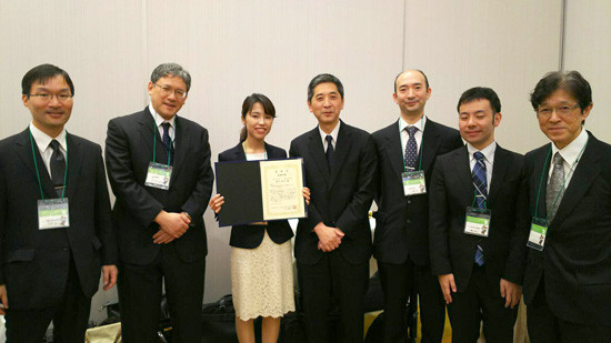 第27回日本リウマチ学会で最優秀賞を受賞した古谷牧子先生と受賞者たちの集合写真。