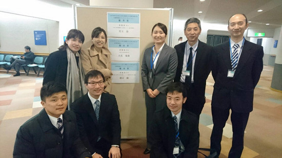 日本内科学会東北支部の初期研修医プレナリーセッションで優秀賞を受賞した渡辺綾先生と参加者たちの集合写真。