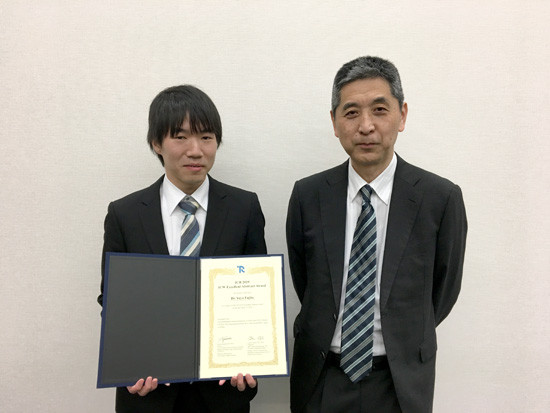 第63回日本リウマチ学会で受賞した藤田雄也先生とその賞状を持つ姿。