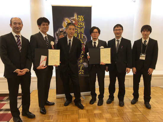 第29回日本リウマチ学会北海道東北支部学術集会で受賞した松岡直紀先生と渡邊凱先生が、他の参加者と共に記念撮影をしている様子。