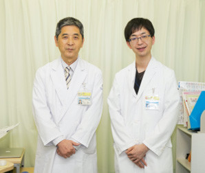 福島県立医科大学の白衣を着た医師二人が並んでいる写真。