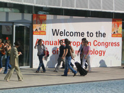 医療技術に関する年次欧州会議の入り口で、参加者が集まっている様子。