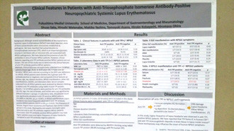 国際学会でのポスター発表の様子。テーマは「抗トリオースリン酸イソメラーゼ抗体陽性神経精神ループスの臨床的特徴」。