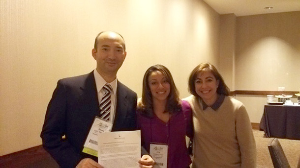 国際学会でのMUSC元同僚との集合写真。笑顔でポーズをとる3人。