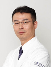 白衣を着た小島祥敬教授