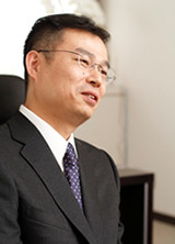 スーツ姿の小島教授
