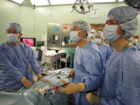 手術風景の写真。