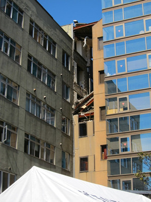 震災で崩れた渡り廊下の写真。