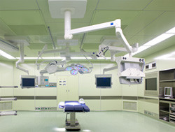 腹腔鏡および内視鏡手術用の手術室の写真。