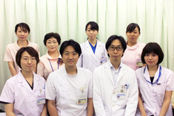 並んでカメラに微笑む医療スタッフ。