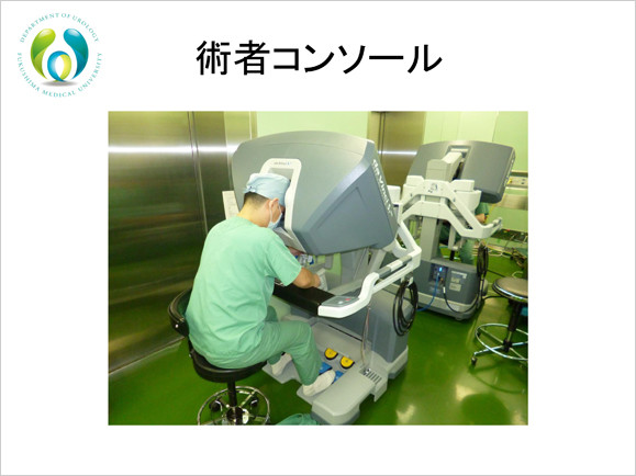 医師が手術室の一角でデュアルコンソールから三次元画像を見ている様子。