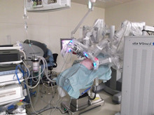 手術室内に設置された医療用ロボット。