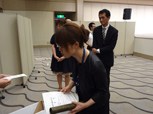 第19回日本排尿機能学会の河邉賞、証書受取の場面。