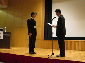 第246回日本泌尿器科学会東北地方会の優秀演題賞授与式の様子。