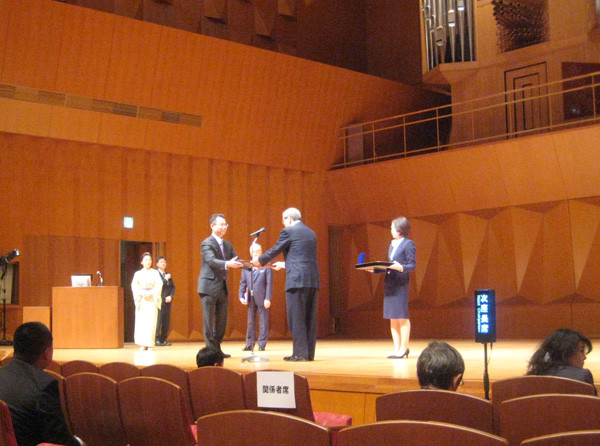 鈴木金治泌尿器医学賞受賞、授与式の様子。