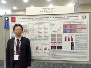 研究発表パネル前での石橋啓氏。