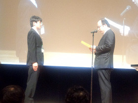 第10回ヤングリサーチグラント受賞授与式の様子。