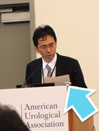 英語でスピーチする登壇中の石橋啓氏。