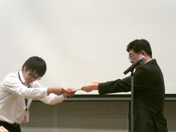 第26回日本小児泌尿器科学会総会ベストポスター賞授与式の様子。