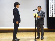 第256回日本泌尿器科学会東北地方会優秀演題賞授与式の様子。