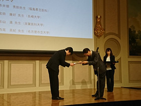 第17回AKUA研究助成優秀テーマ受賞式の様子。