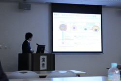 プレゼンテーション中の様子。