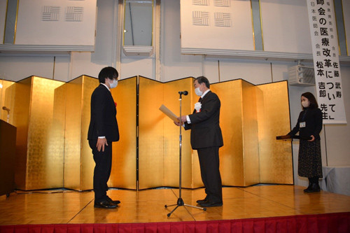 令和4年度福島県医師会医学奨励賞受賞、授与式の様子。