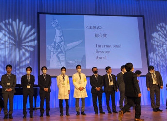 第110回日本泌尿器科学会総会総会賞受賞、授与式の様子。