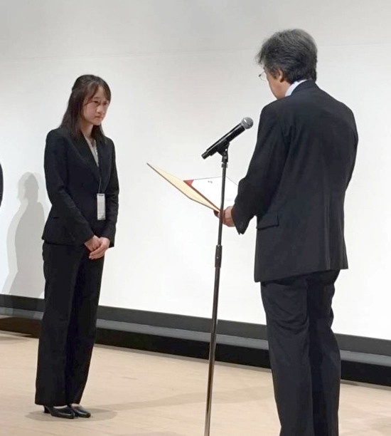 第33回日本小児泌尿器科学会学会賞《症例報告部門》受賞、授与式の様子。