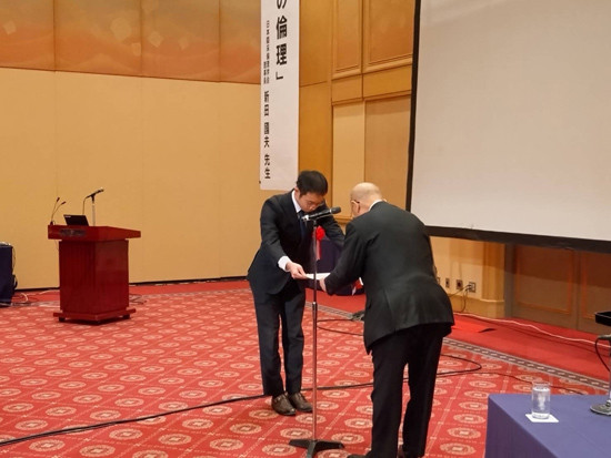 令和6年度福島県医師会医学奨励賞受賞、授与式の様子。