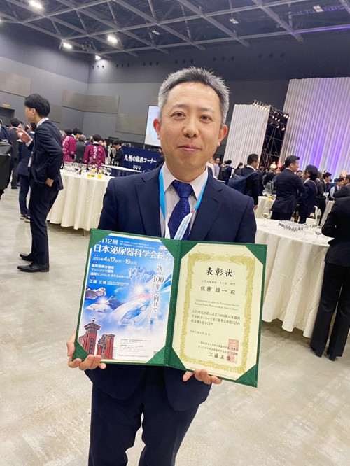 表彰状を手に持つ佐藤雄一氏