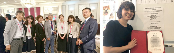 数人の男女が室内で並んで笑顔で立っている様子（画像左）。女性が賞状を持ってポスターの前で微笑んでいる（画像右）。