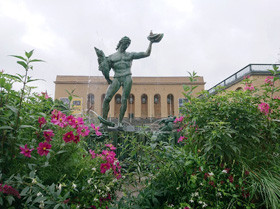 彫像が中央に立つ庭園