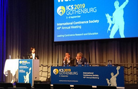 司会者とディスカッションしている様子。