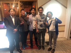 5人が並んでポーズを取っている様子。