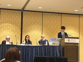 講演壇上で発表する武田先生