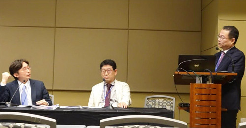 小島教授が講演している様子。