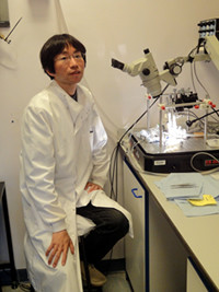 張力測定ユニット膀胱組織の収縮力を測定中の櫛田信博氏。