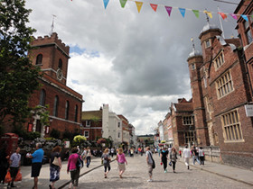 ギルフォード市街ハイストリートの風景写真。