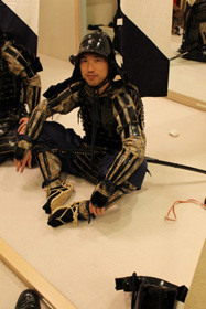 泌尿器内視鏡学会で鉄砲隊に扮装した小川総一郎氏の写真。