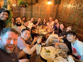 共同ラボメンバーとの飲み会写真。