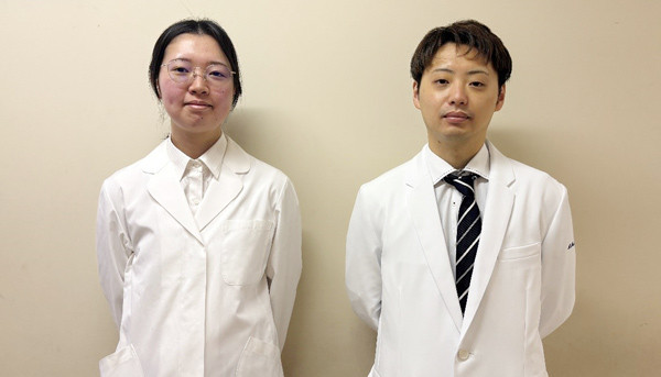 萩野莉沙先生、丸谷将泰先生が並ぶ写真。