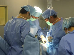 手術室で手術を行う様子。