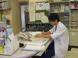 病棟業務を行っている様子。