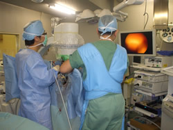 医療従事者がモニターを見ながら膀胱結石を破砕している様子。