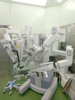 白いカラーの手術用ロボット。