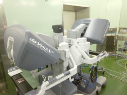 手術室に設置された手術用ロボット「da vinci」。
