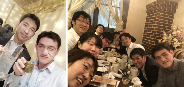 大勢の人々がレストランでテーブルを囲んで楽しそうにしている様子。