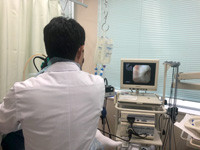 小川先生が外来患者に対して膀胱鏡検査を実施している様子。