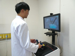 医療用機器を操作する白衣姿の男性。